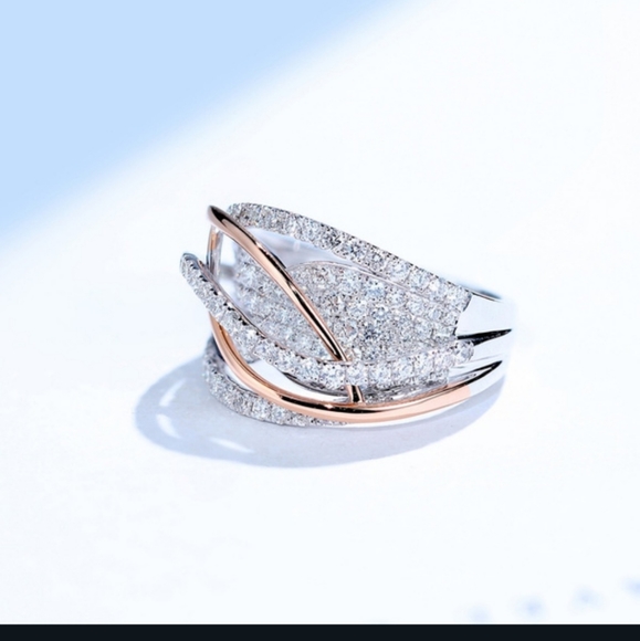 💥💥NEW💥💥Beautiful Twisted ROSE GOLD and SILVER Plated CZ cocktail ring - Picture 2 of 11